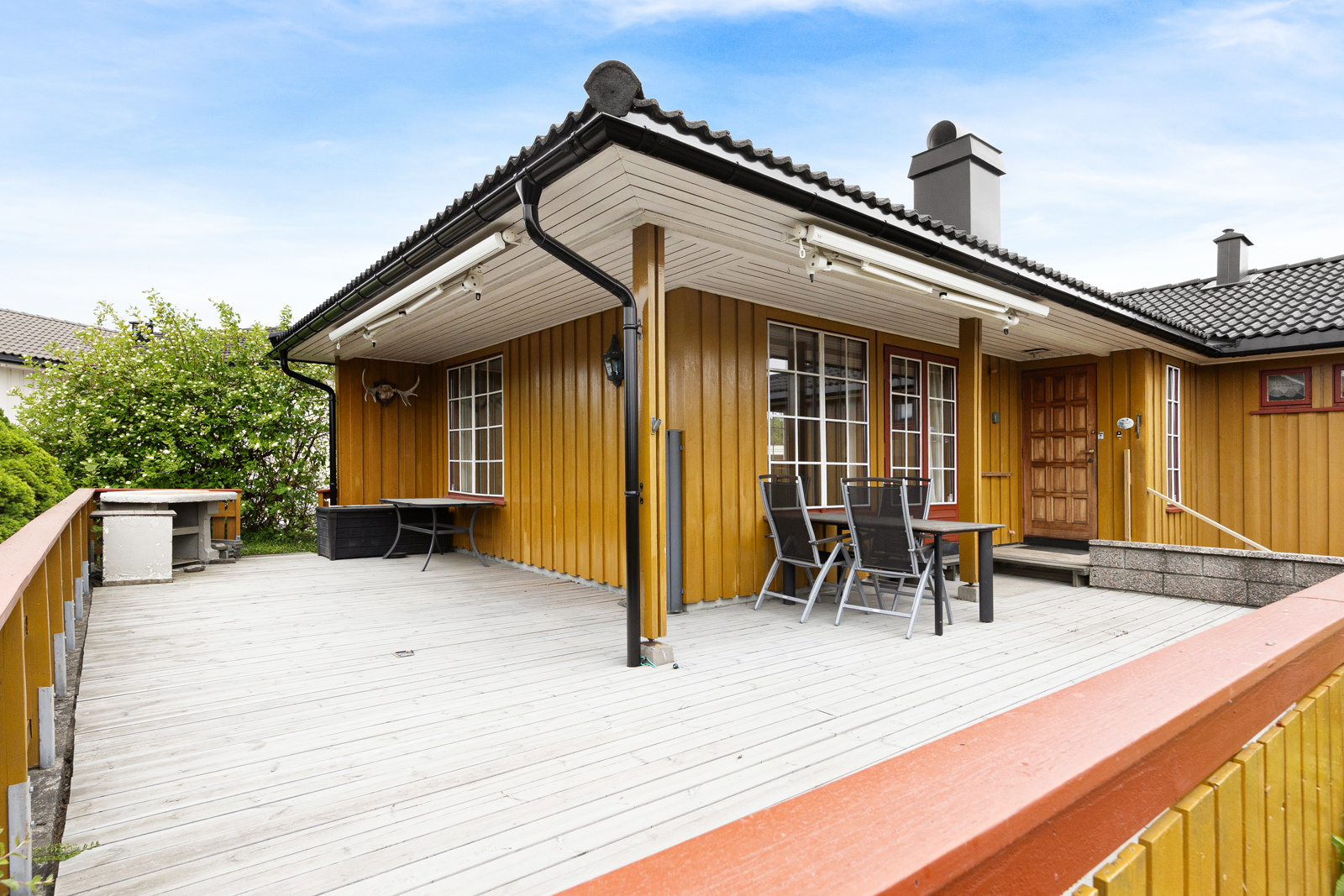 Stor terrasse mot syd og vest