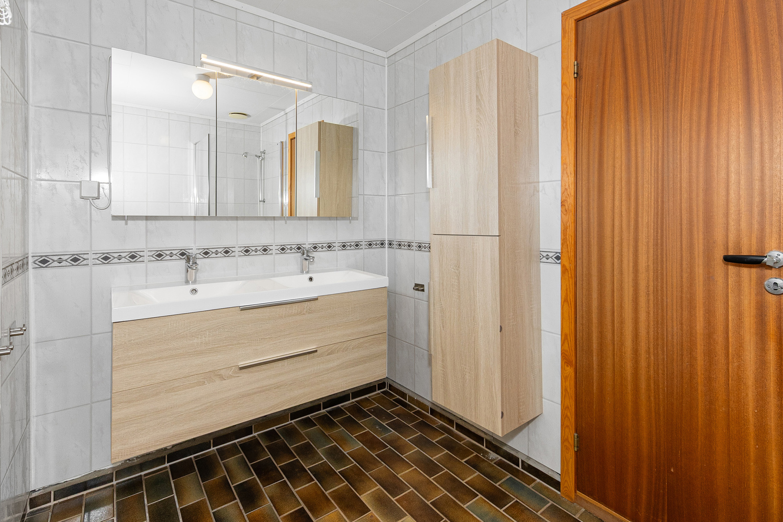 Badet er av eldre dato, oppgradert med nyere innredning