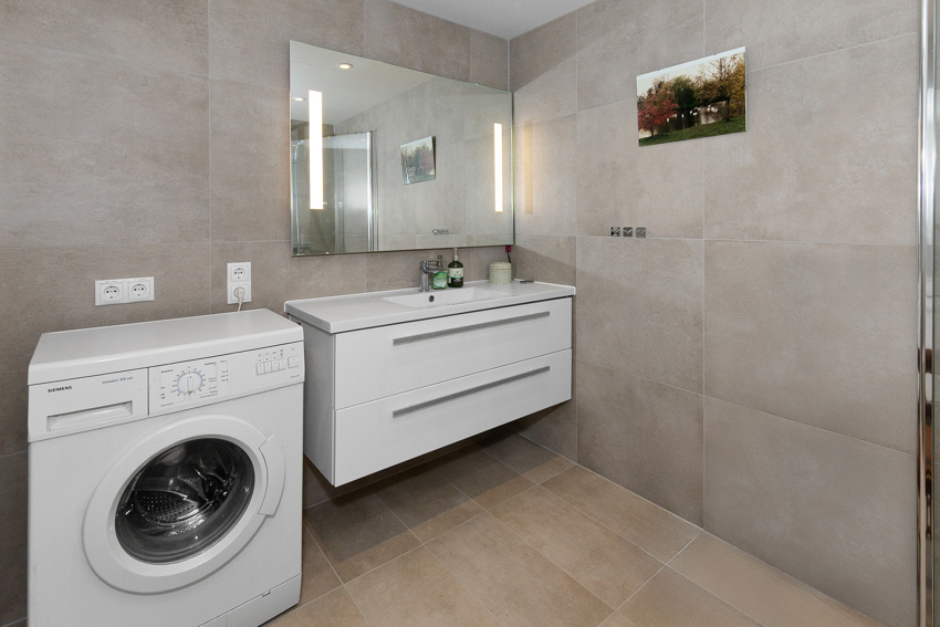 Det er 2 bad/wc i leiligheten. De er romslige og moderne. Det ene har opplegg til vaskemaskin. 