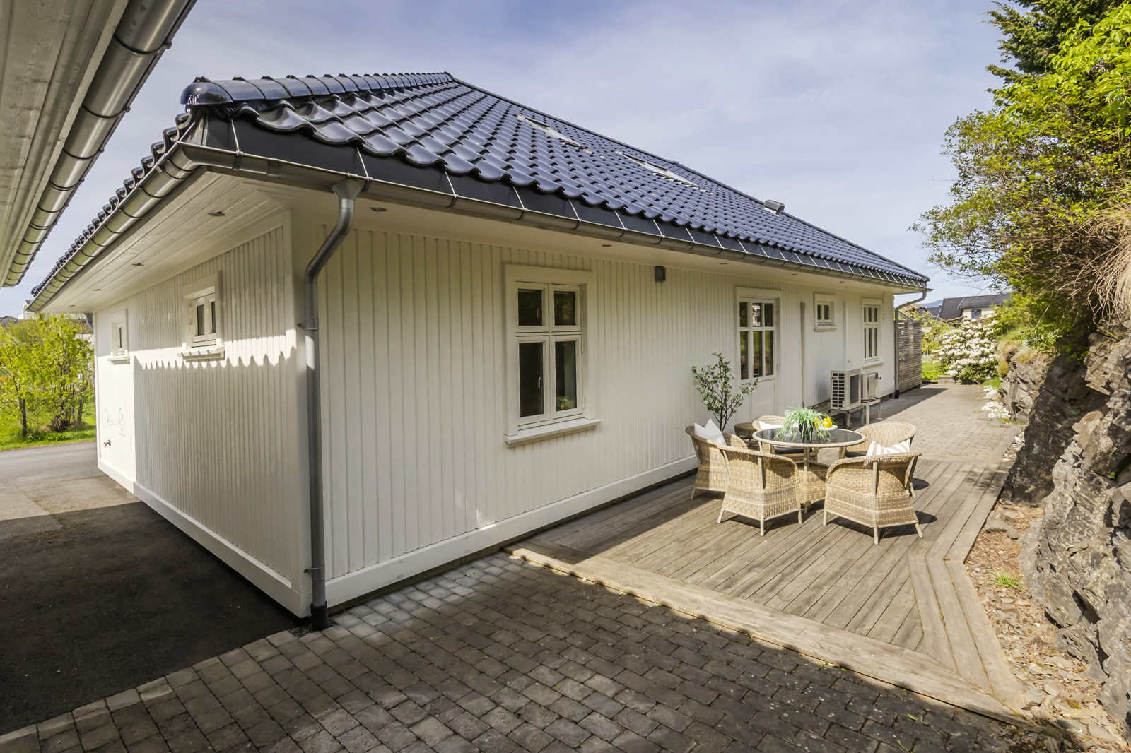 Bak huset med utgang fra kjøkkenet er det usjenert østvendt terrasse