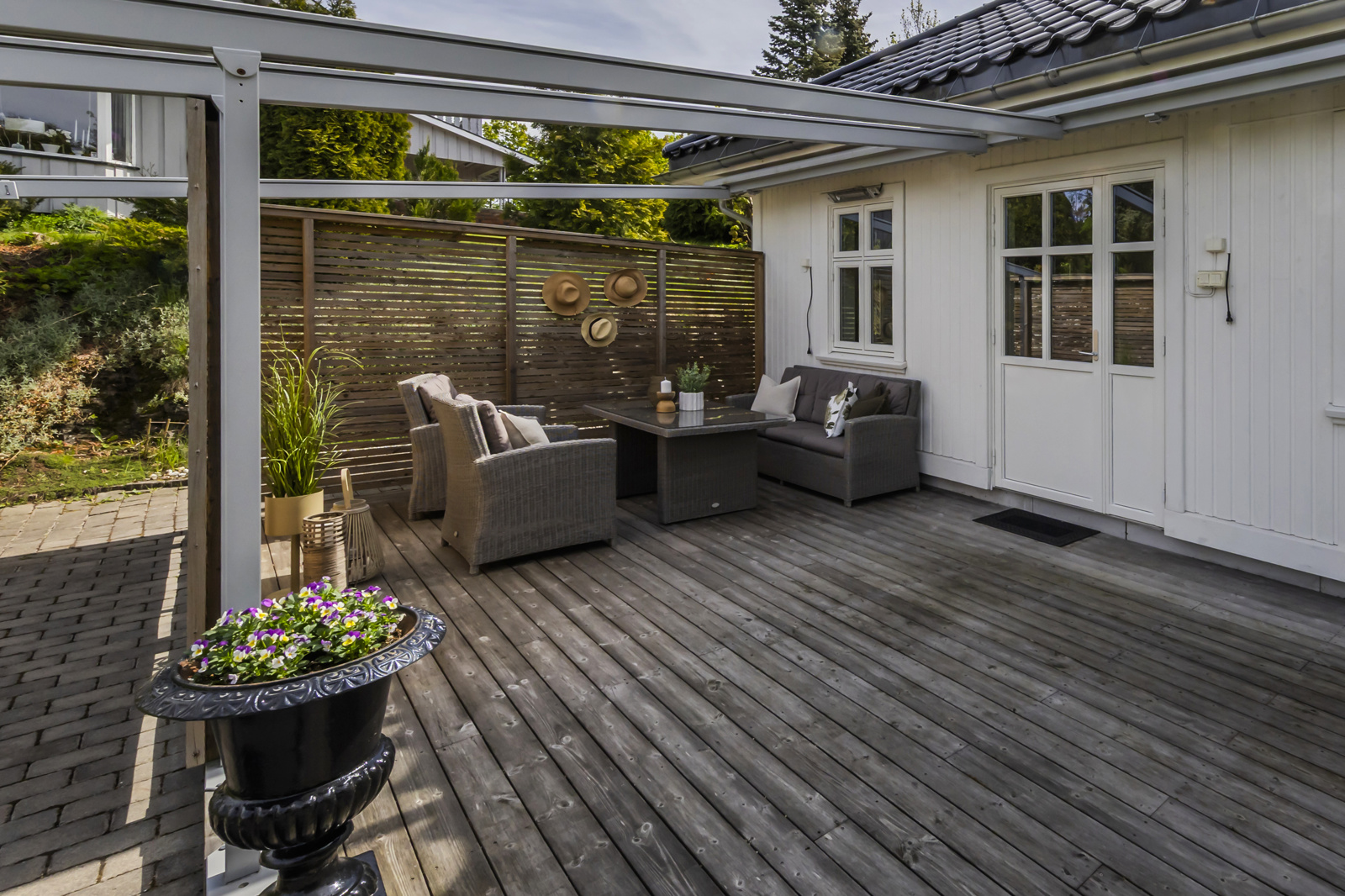 Stor og meget solrik Kebony terrasse med elektrisk markise