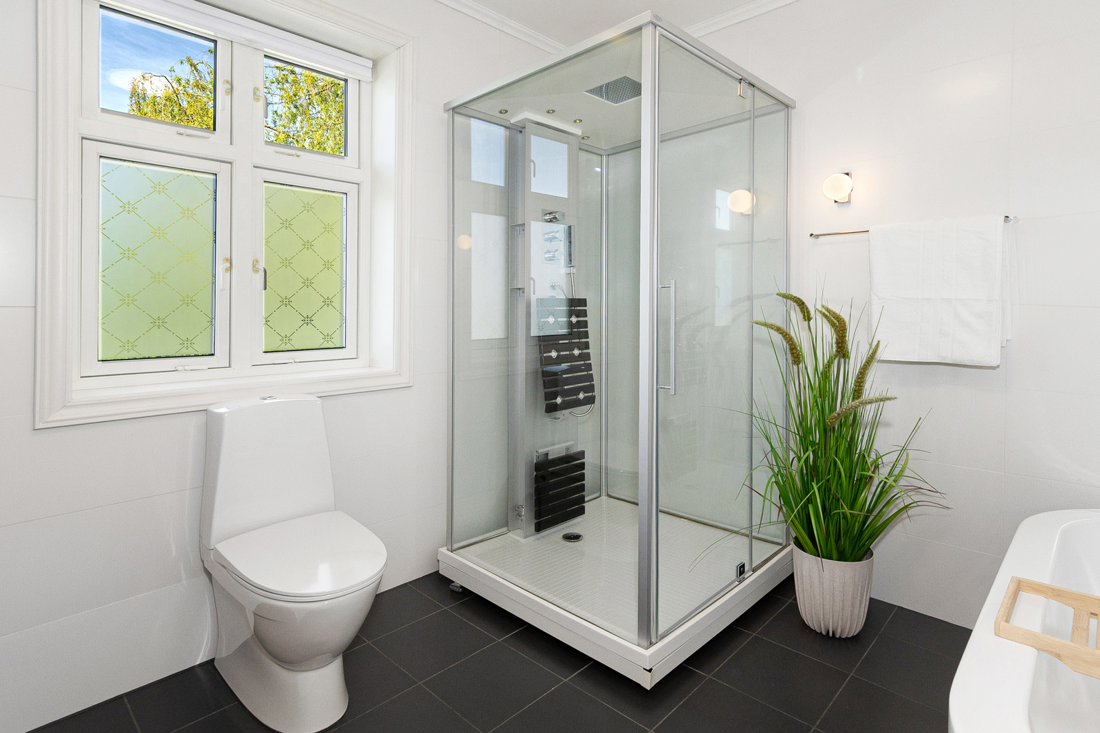 Badet er flislagt og har gulvvarme