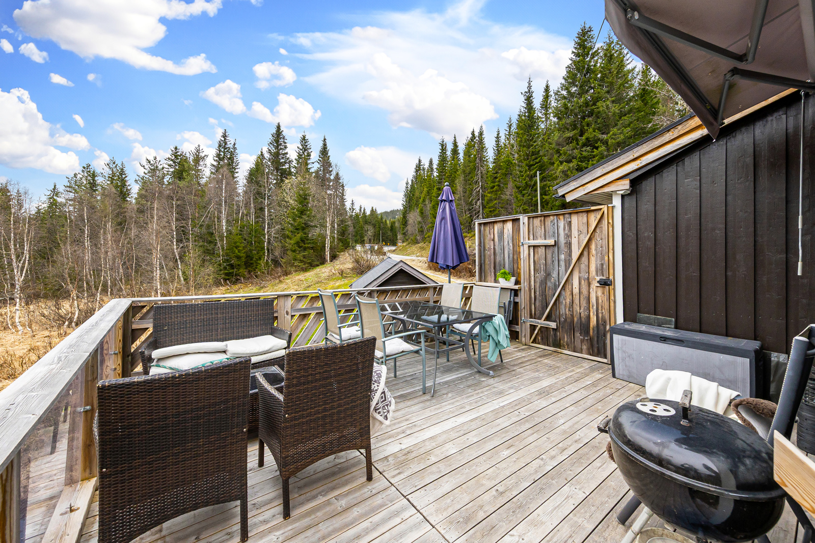 God plass til sittegruppe og grill på terrassen.
