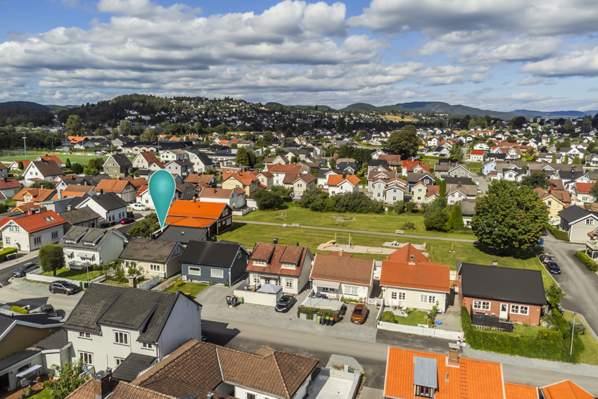 Huset ligger med grense til stort friareal med lekeplass og fotballøkke.