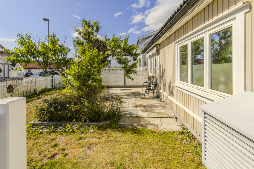 Trivelig liten hage med plass til en uteplass, litt plen og urtehage.