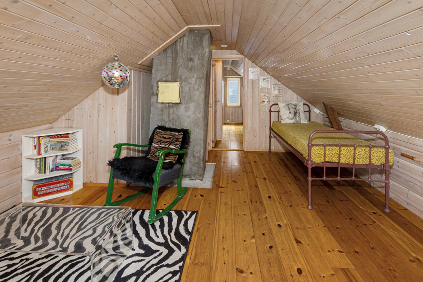 Loftstue over hovedhuset. Megler gjør oppmerksom på at rommet ikke er godkjent hos kommunen.