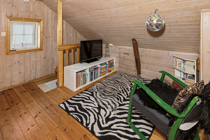 Loftstue over hovedhuset. Megler gjør oppmerksom på at rommet ikke er godkjent hos kommunen.