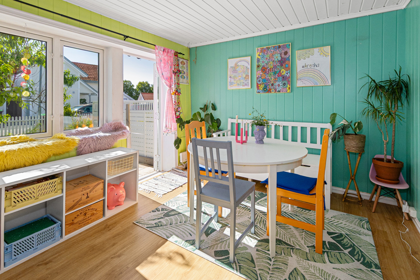Fra spisestuen er det verandadør ut til steinbelagt uteplass/hage.