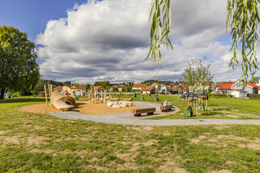 Bakkestranda med lekeplass.