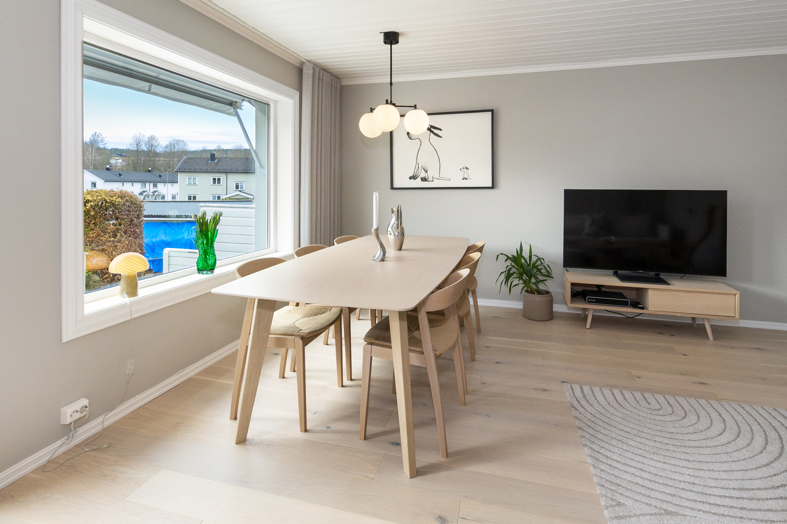 Fra stuen er det utgang til terrasse og hage
