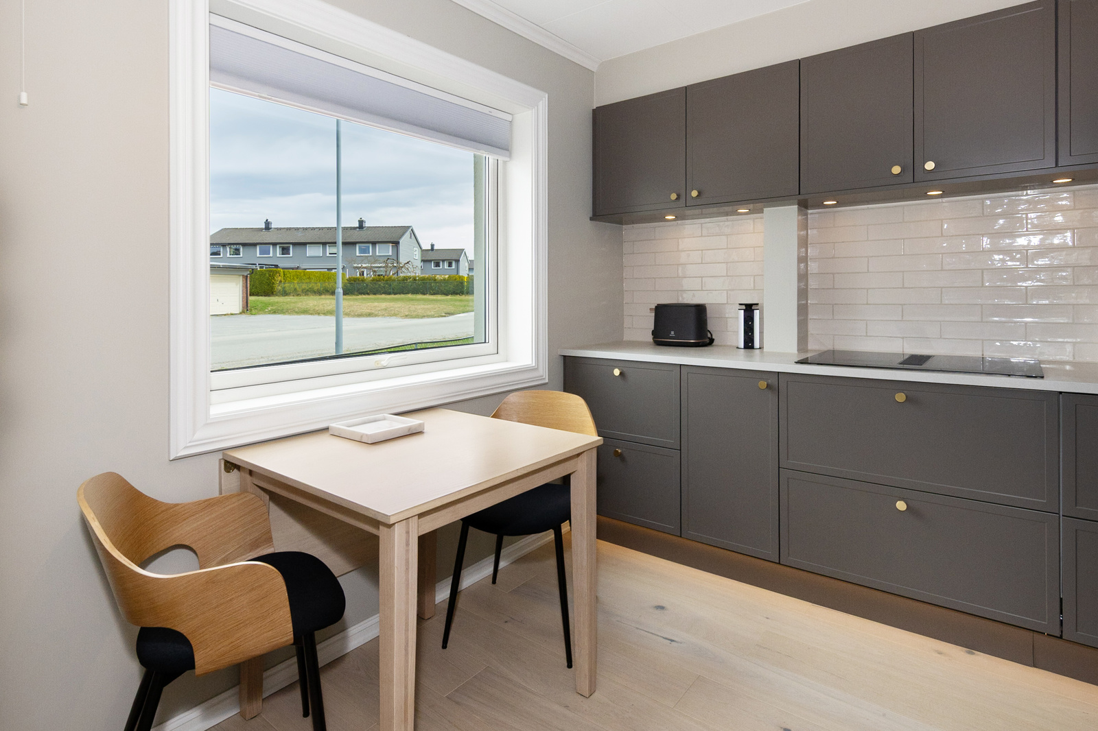 Koselig plass for kjøkkenbord ved vinduet