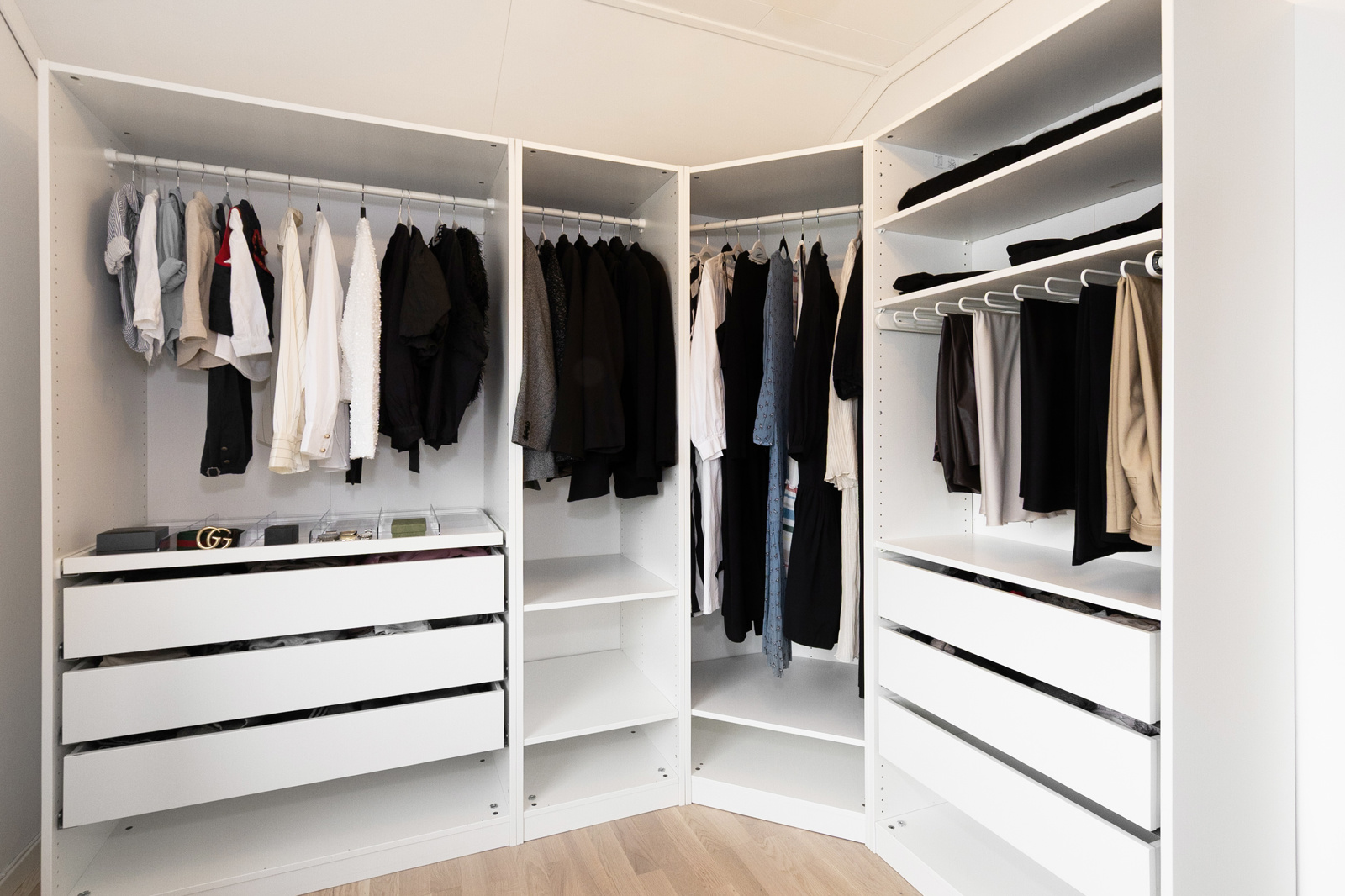Praktisk innredet med flott garderobeløsning - En herlig walk-in garderobe