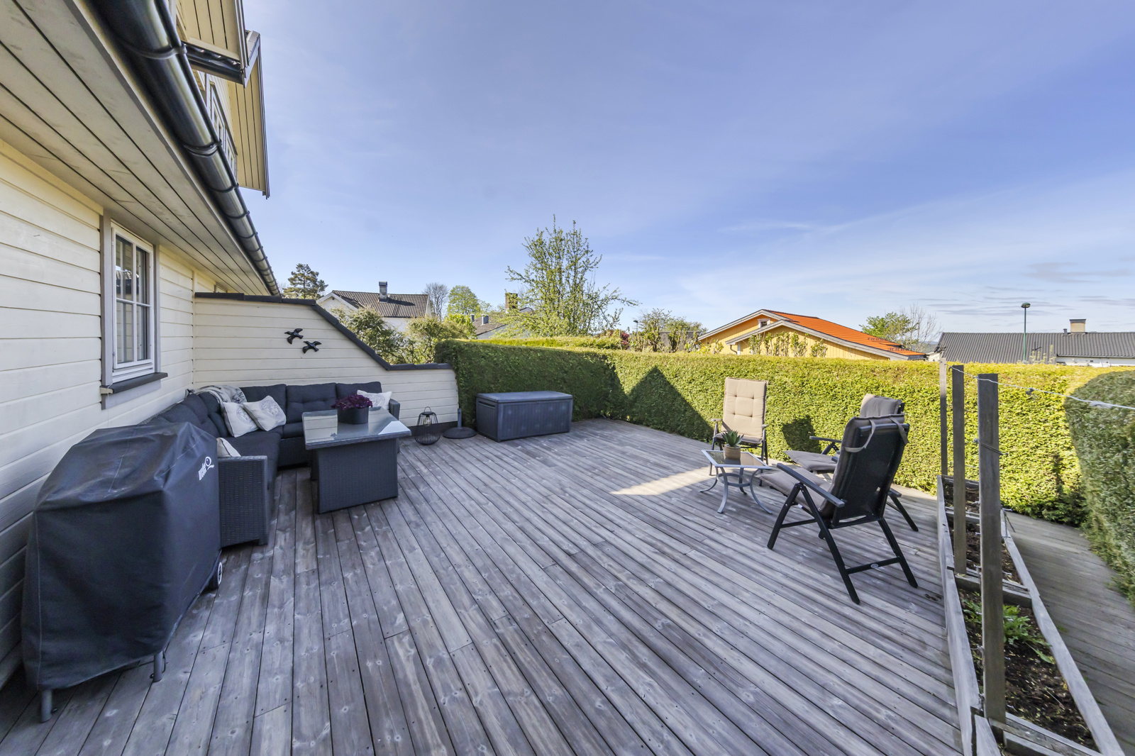 Terrassen er vestvendt og meget solrik