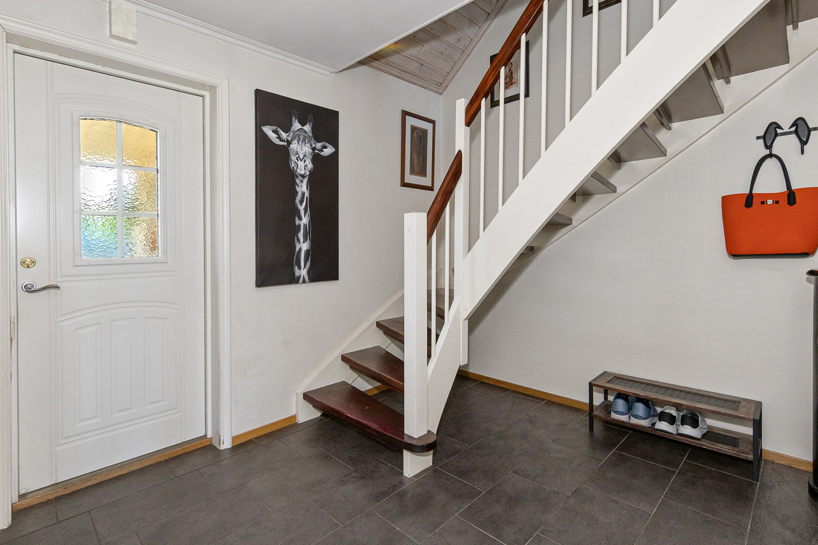 En romslig hall ønsker deg velkommen inn ! 