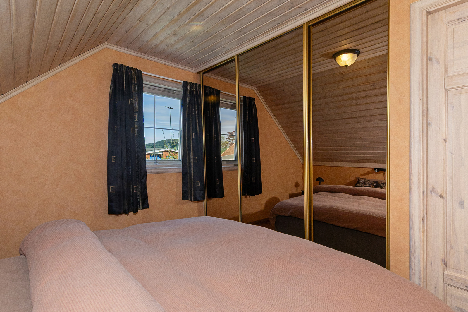Her er det romslig skyvedørsgarderobe