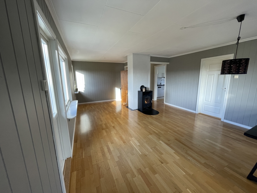 Romslig stue med plass for både salong og spisestue. 