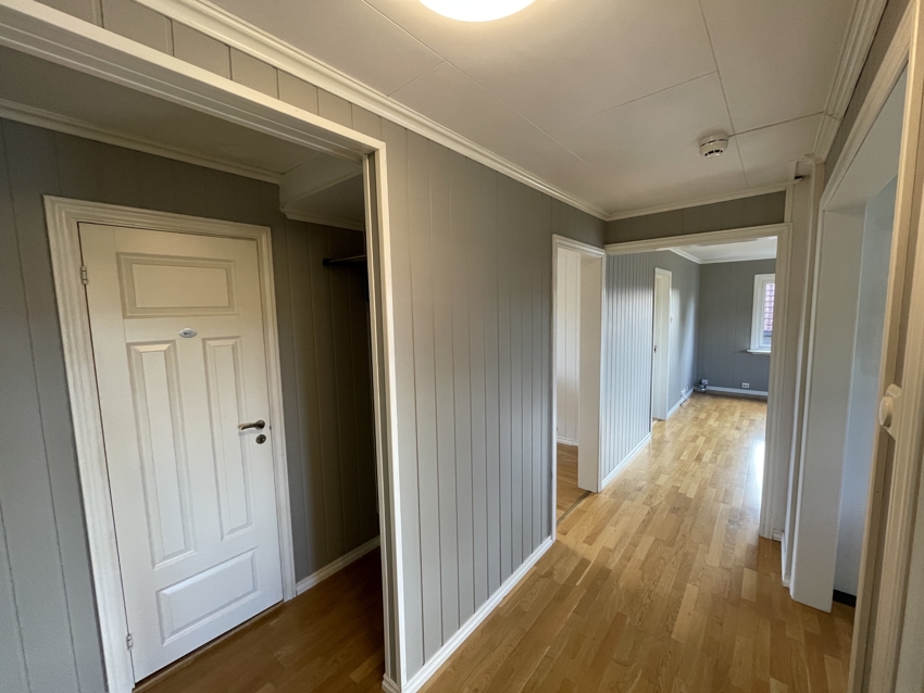 En romslig entrè ønsker deg velkommen inn! 