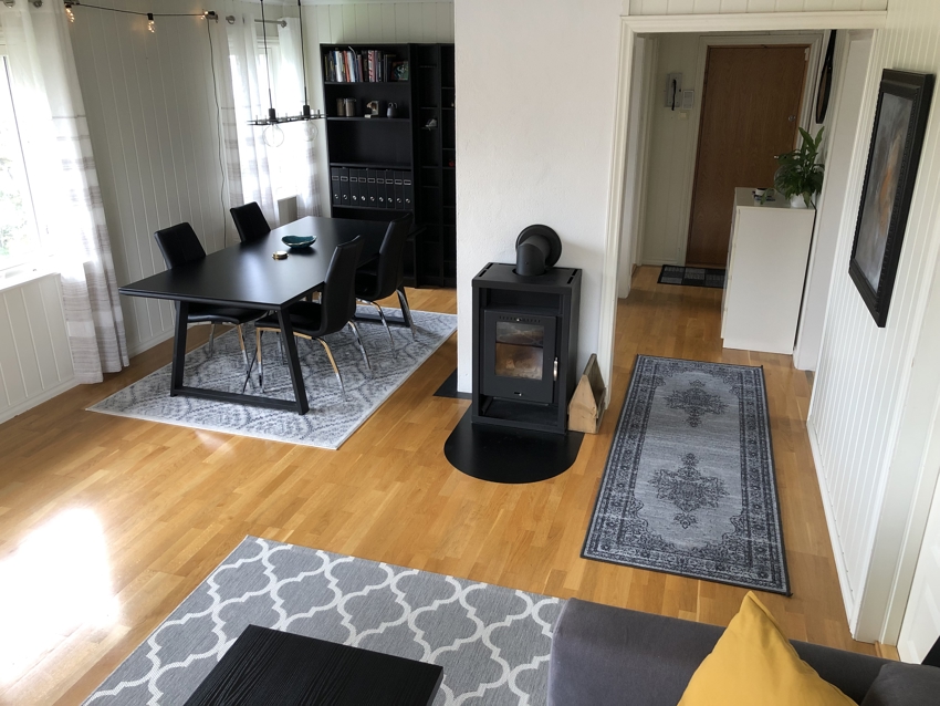 Åpen og romslig løsning i stue/gang. Dette bildet er tatt for 6 år siden og noen avvik vil forekomme.