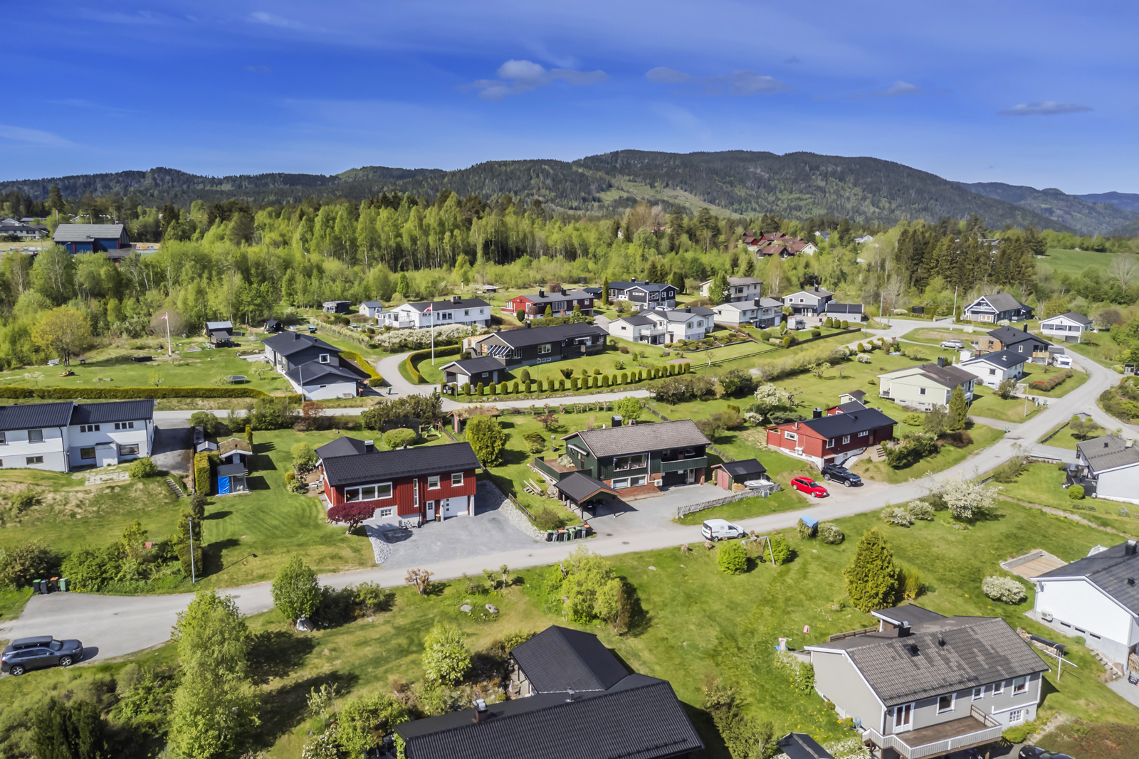 I en rolig blindgate uten gjennomgangstrafikk, på et solrikt høydedrag. 