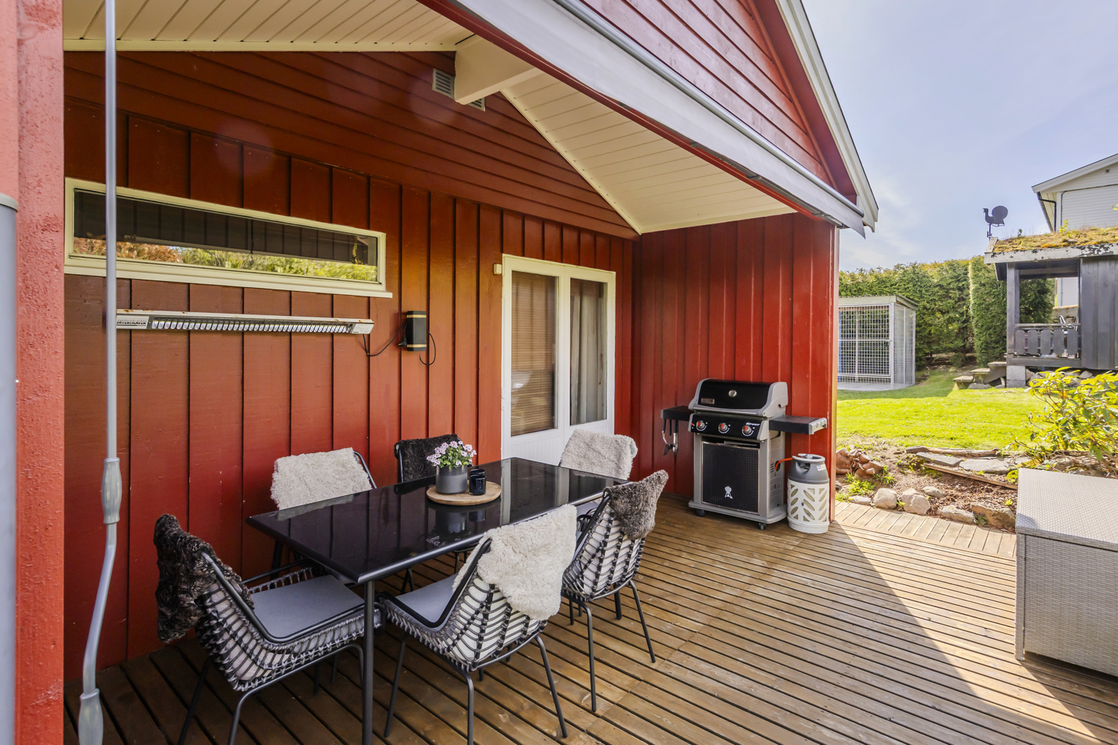 Boligen har en vestvendt terrasse på ca. 39m² med nydelig uteområde.