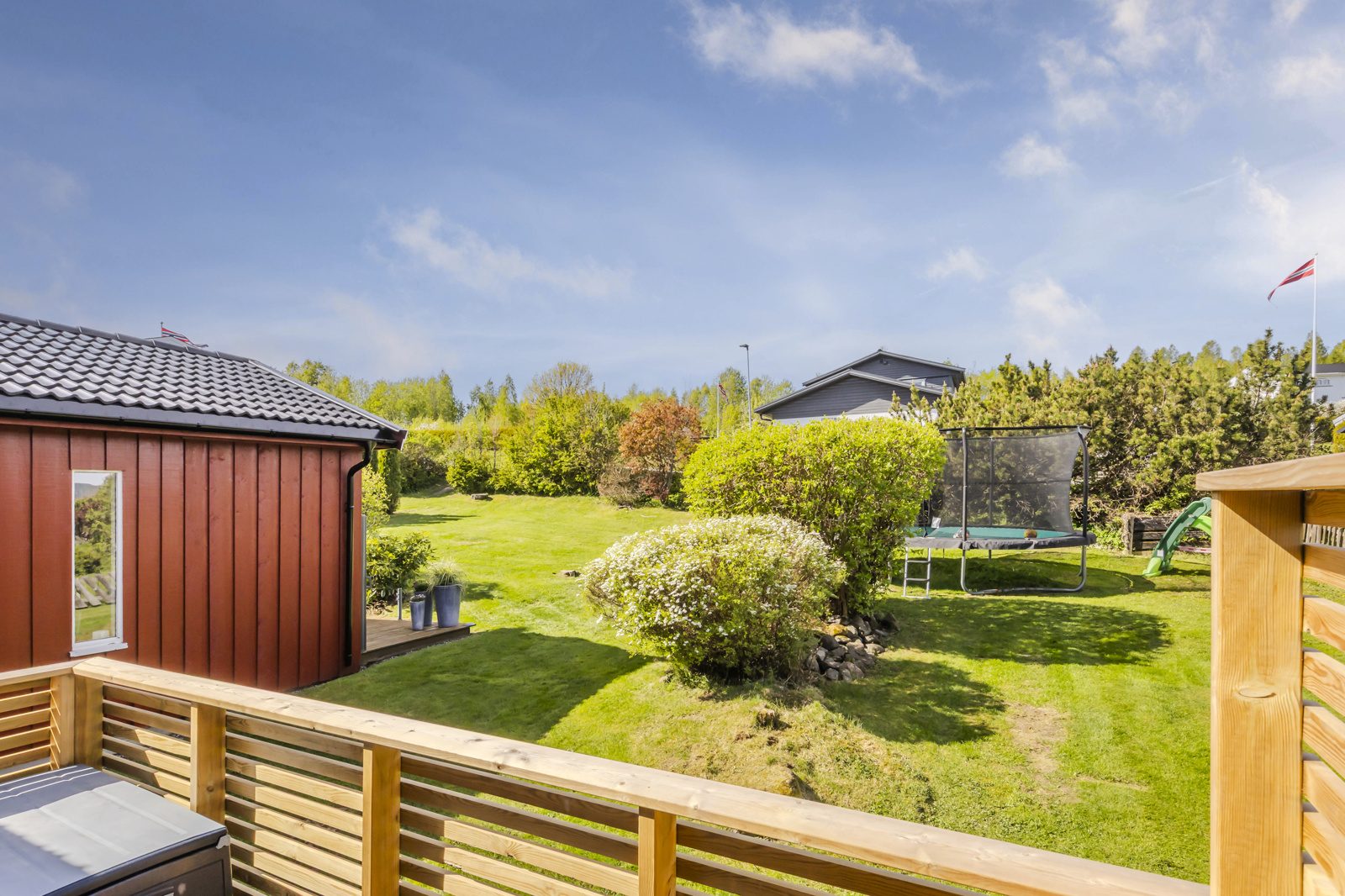 Solen kan nytes utendørs på en vestvendt veranda. 