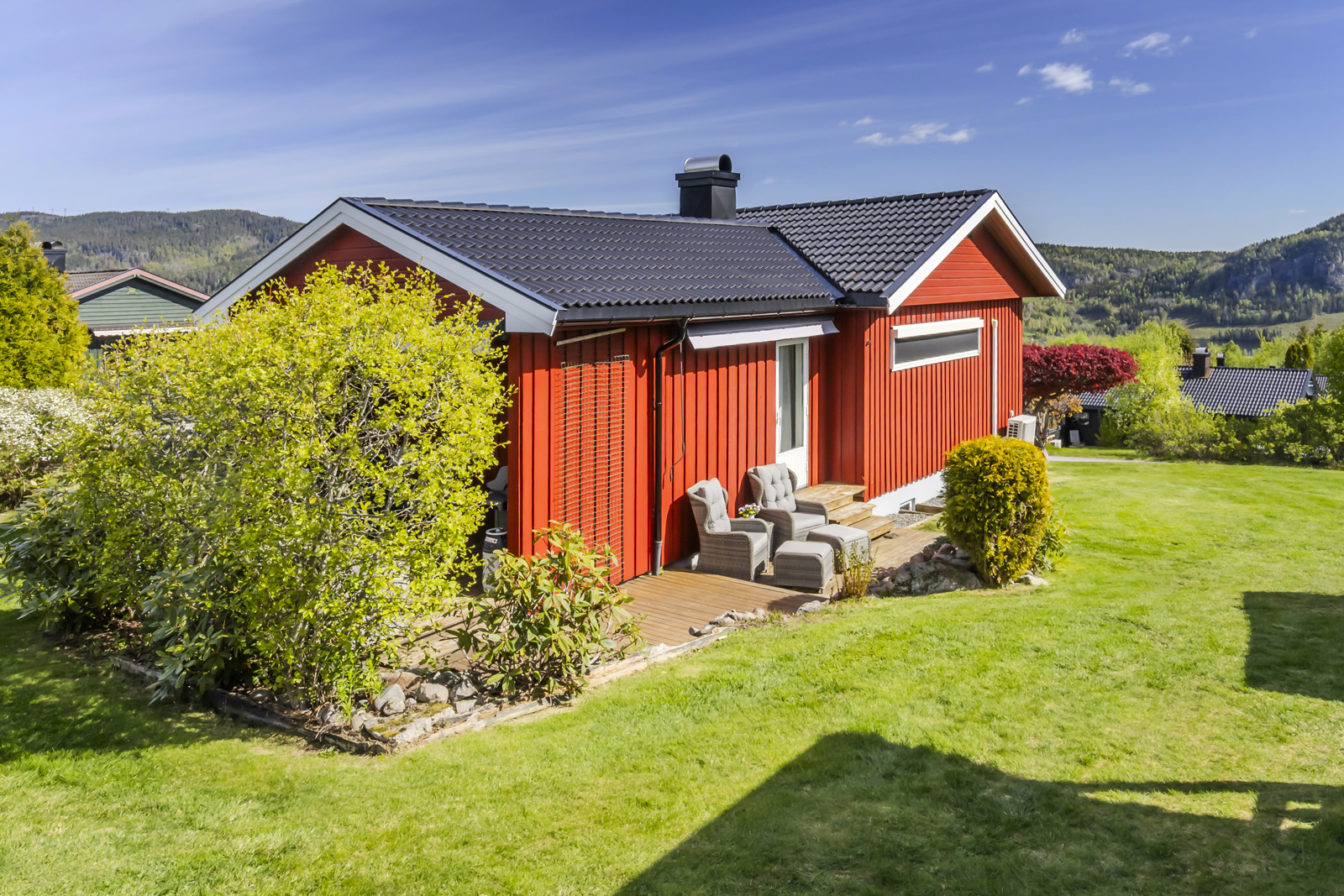 Stor og koselig hage med noe beplantning.