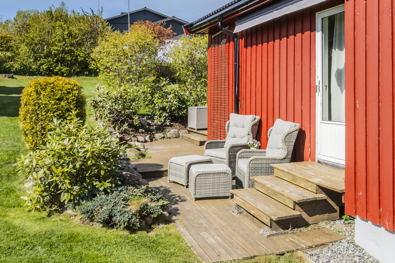 Med en stor, solrik hage og omgivelser preget av velholdte hus, grønne lunger og lite trafikk, ligger alt til rette for en harmonisk hverdag.