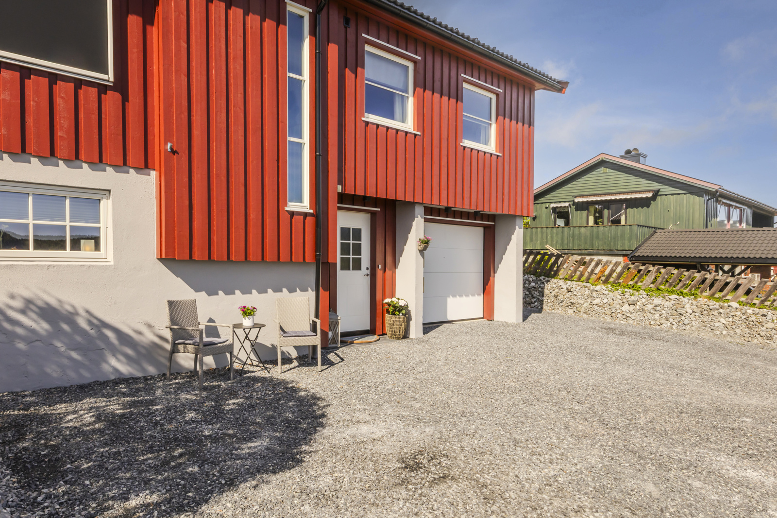Trivelig gruset gårdsplass. 