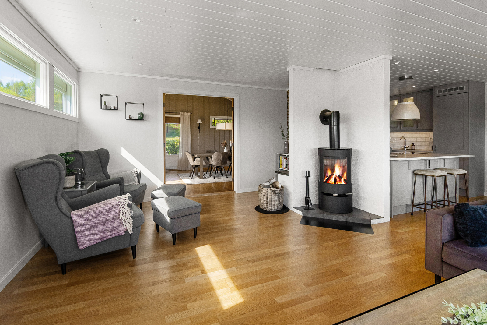Stuen er stor og luftig med gode vinduer, og utgang til en deilig, vestvendt terrasse med gode solforhold.