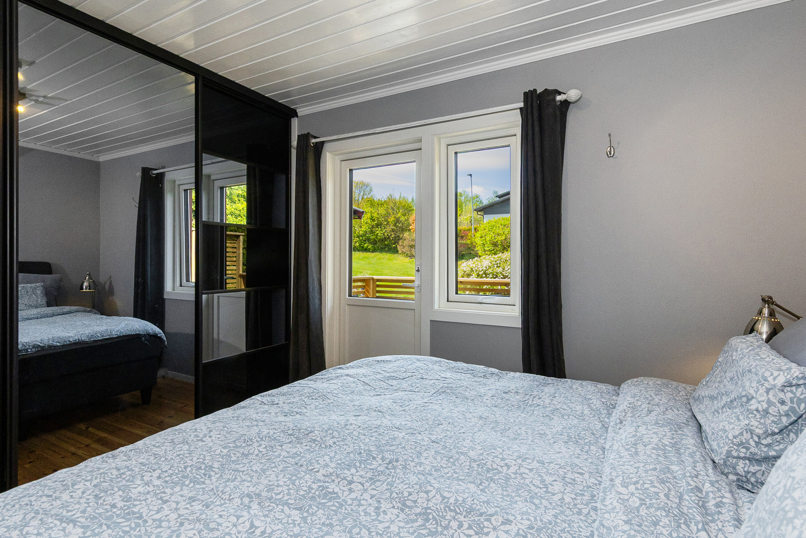 Hovedsoverom har romslig skyvedørsgarderobe.