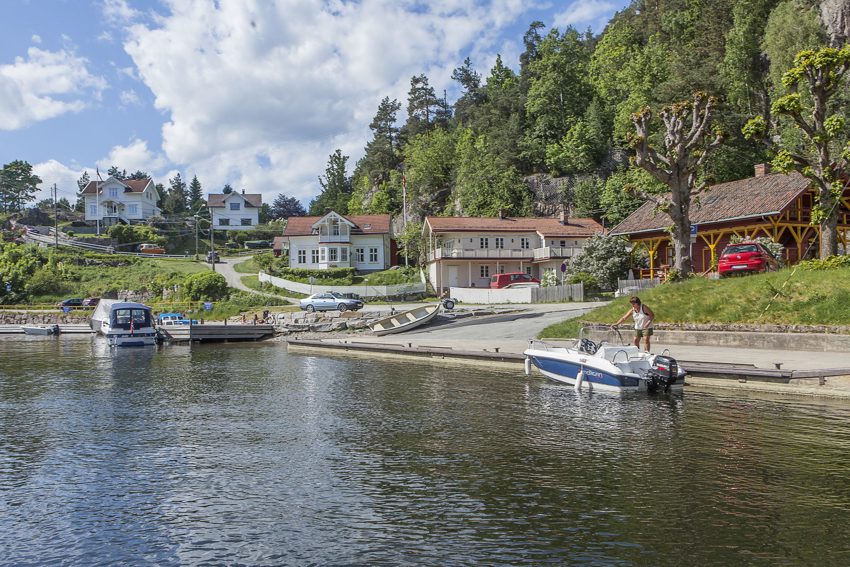 Bildet er fra Løveid. Et område nært Løveid sluser og den aktuelle tomten. Et lite idyllisk lite småsted med brygger og en liten badestrand.
