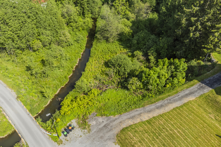 Løveidvegen 57C har grense til en liten elv som munner ut i Norsjø. Ifølge selger har denne vært mudret på et tidspunkt, slik at det er mulig å komme opp elven med en liten båt.