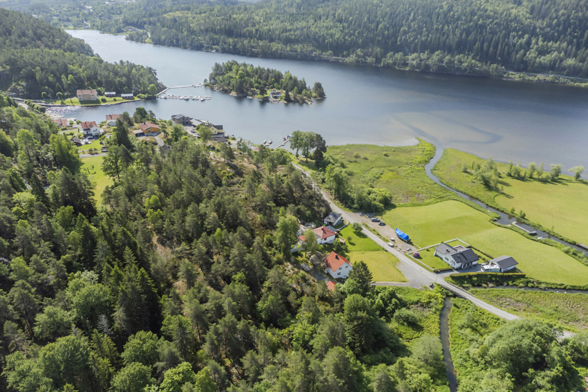 Eiendommen ligger  nært til Skotfoss og Løveid sluser.