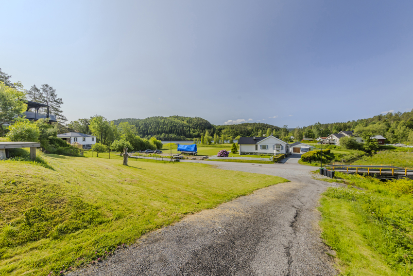 Nabotomten 57A har rett til tilkomstveg over 57B.