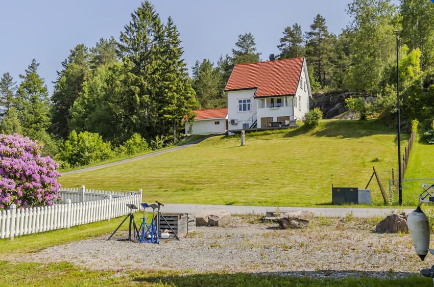 Landlig og stor boligtomt med store friområder i nærområdet og utsikt til Norsjø.