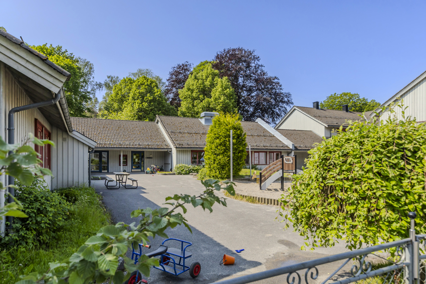 Barnehagen på Skotfoss. Fra Løveid er det kort gangveg ned til Skotfoss( sommerhalvår) og fasiliteter som barnehage, Coop Prix m/ post i butikk.