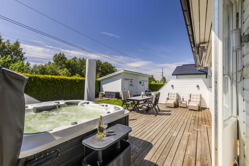 Stor nyere terrasse (2020) med god plass for utemøbler, massasjebad etc. 