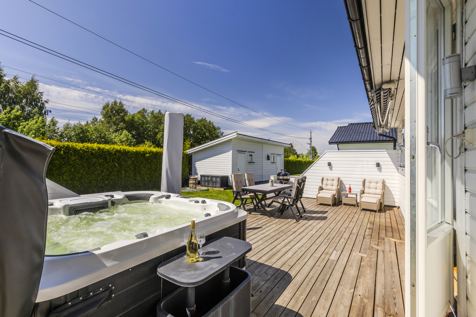 Stor nyere terrasse (2020) med god plass for utemøbler, massasjebad etc. 
