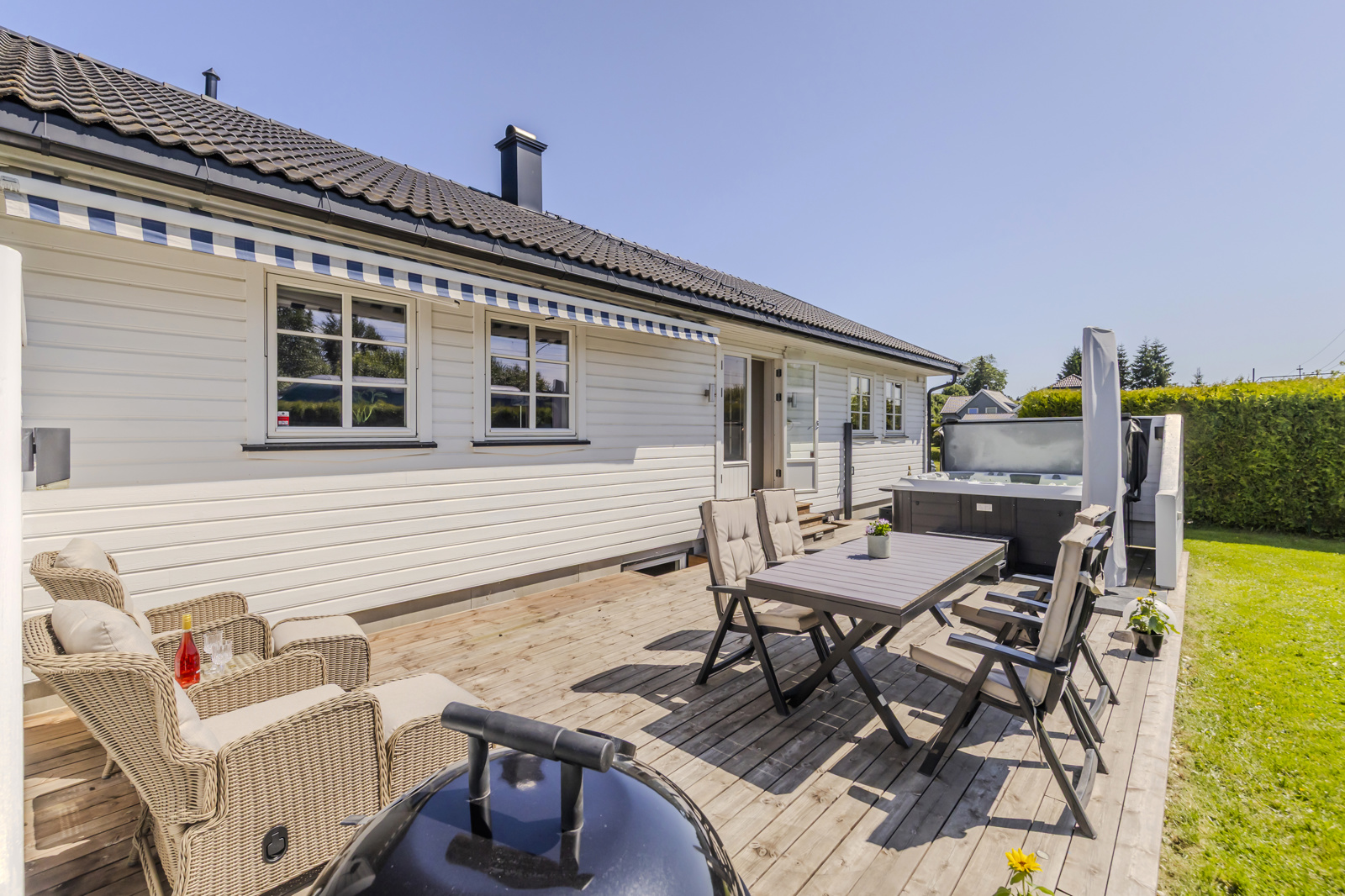 Elektrisk markise over den nordlige delen av terrassen
