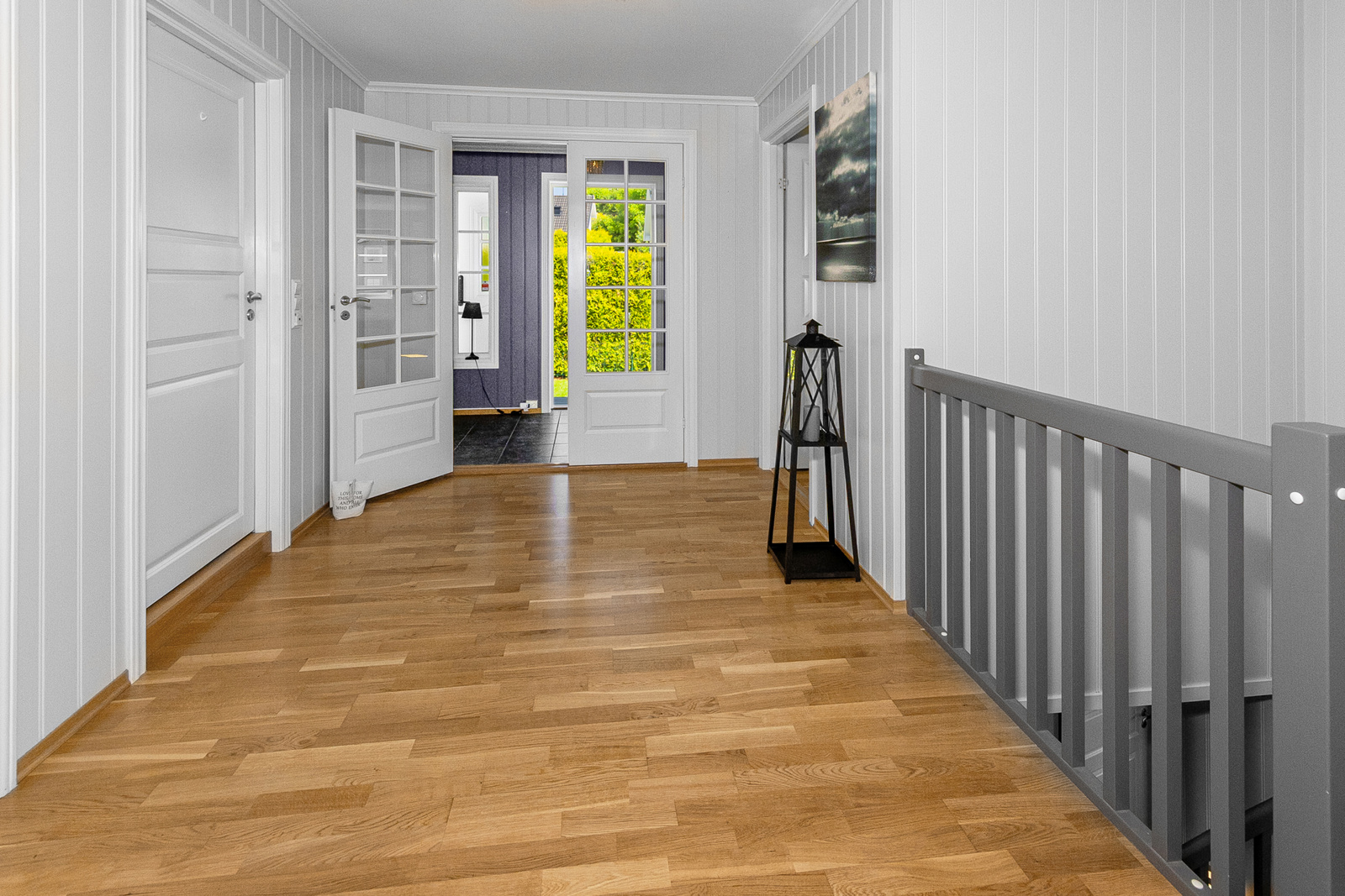 En lys og innbydende hall med videre adkomst til stuen