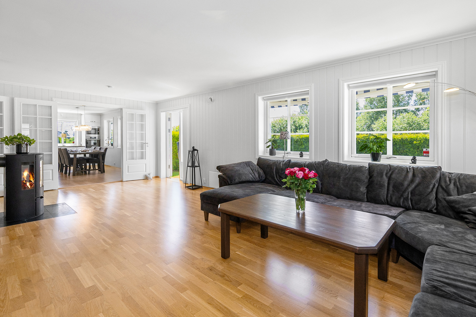 Fra stuen er det dobbel glassdør til kjøkken/allroom samt utgang til terrasse og hage