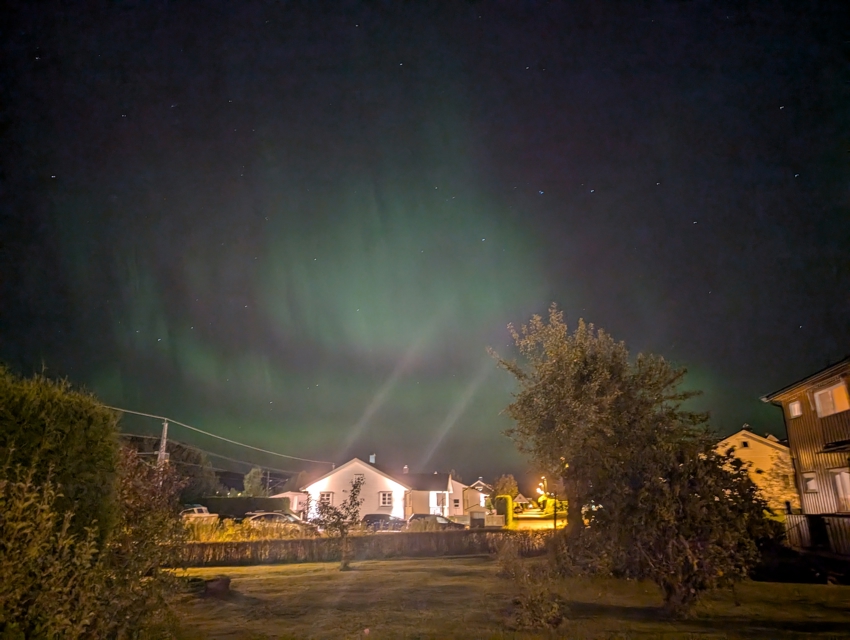 Selgers private stemningsbilde: Nordlys over Jernbanevegen 49