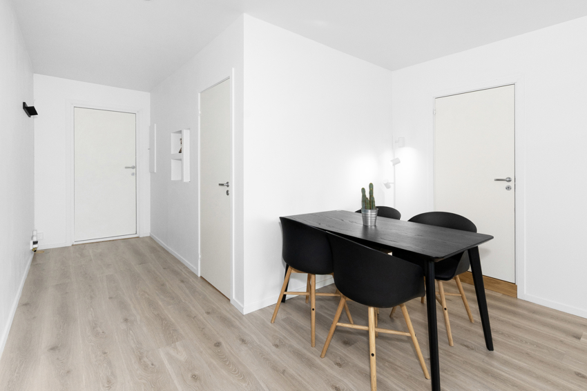 Det er pene, lyse og moderne overflater i leiligheten