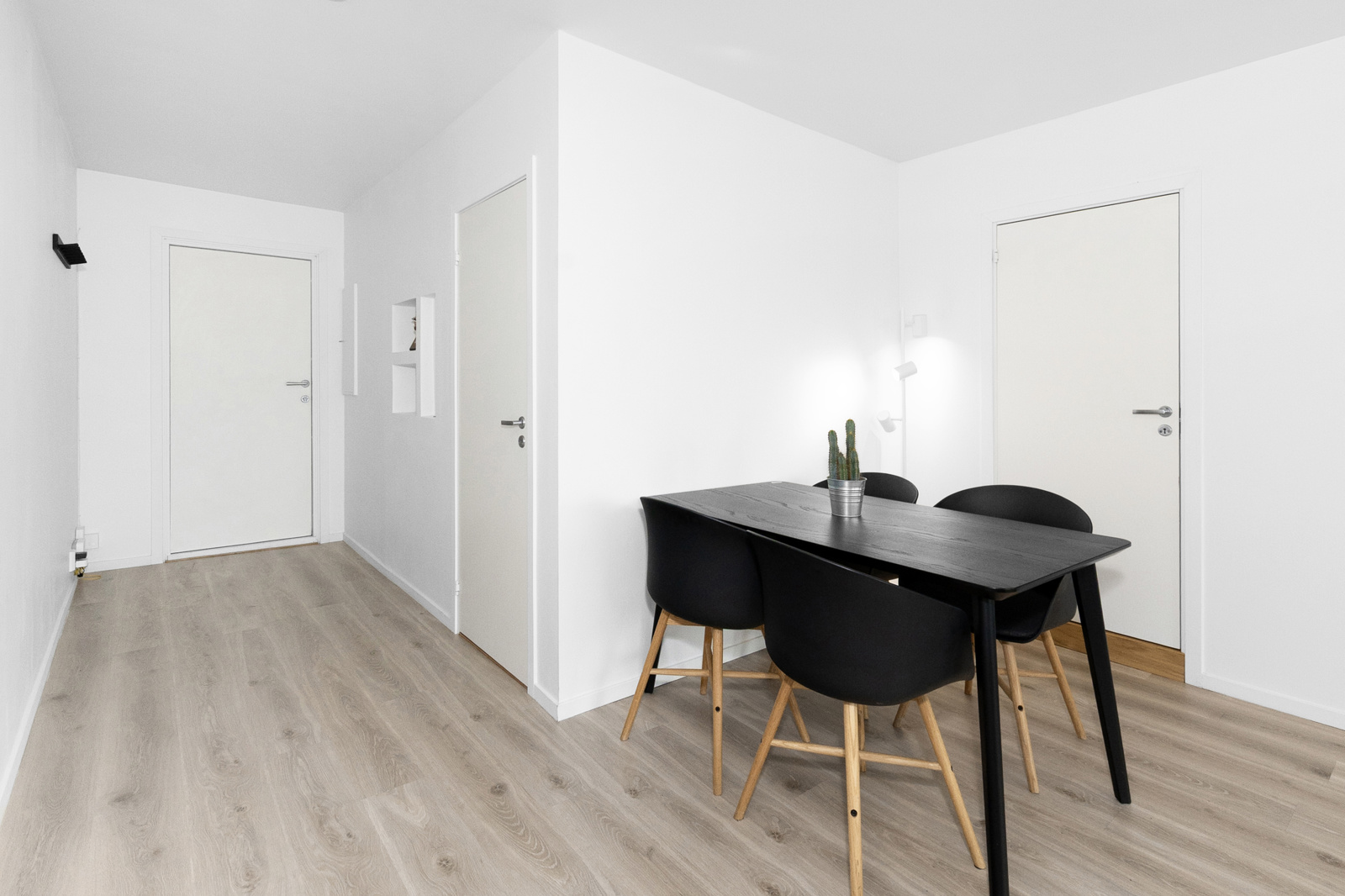 Det er pene, lyse og moderne overflater i leiligheten