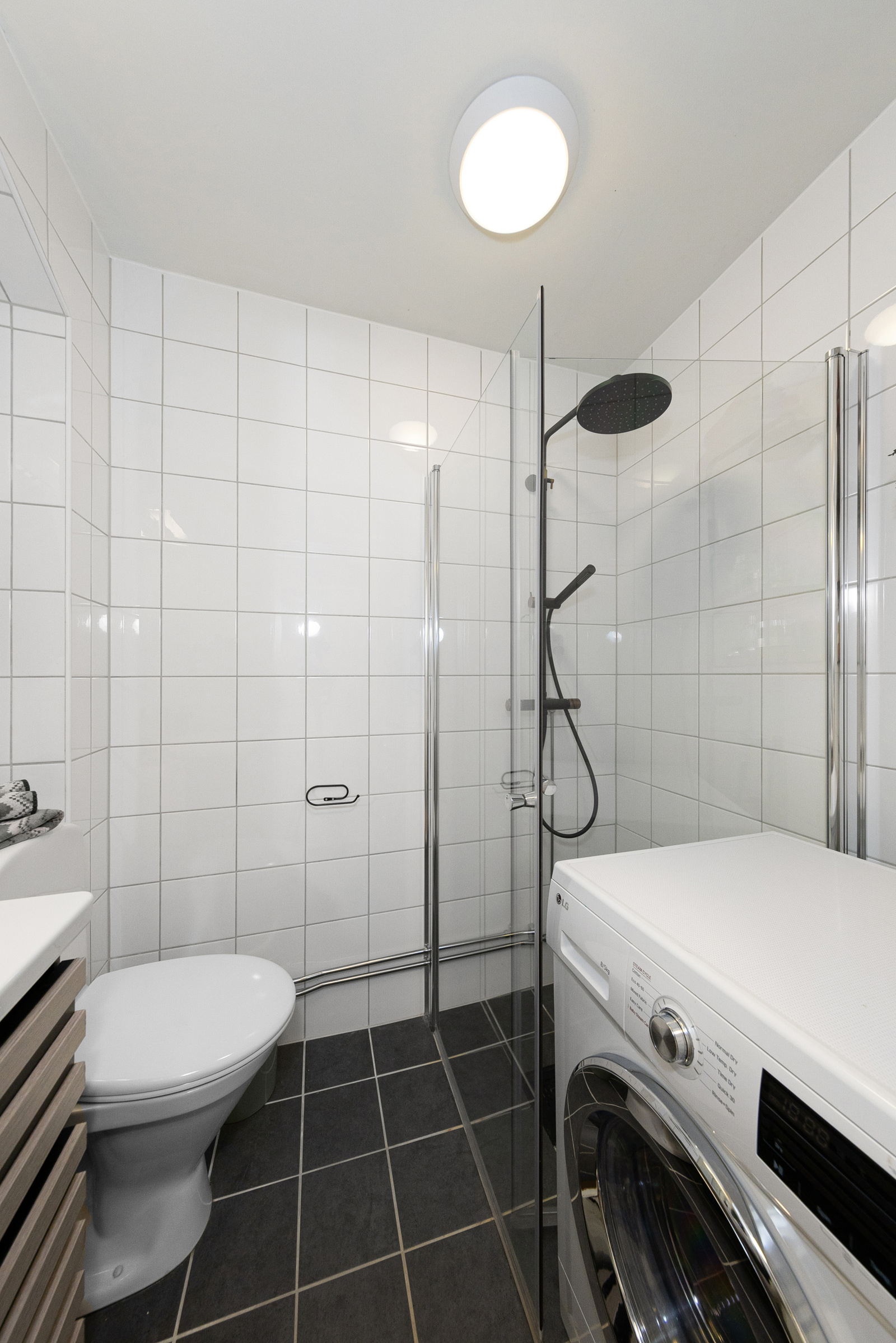 Flislagt gulv. Ny baderomsinnredning. Opplegg for vaskemaskin