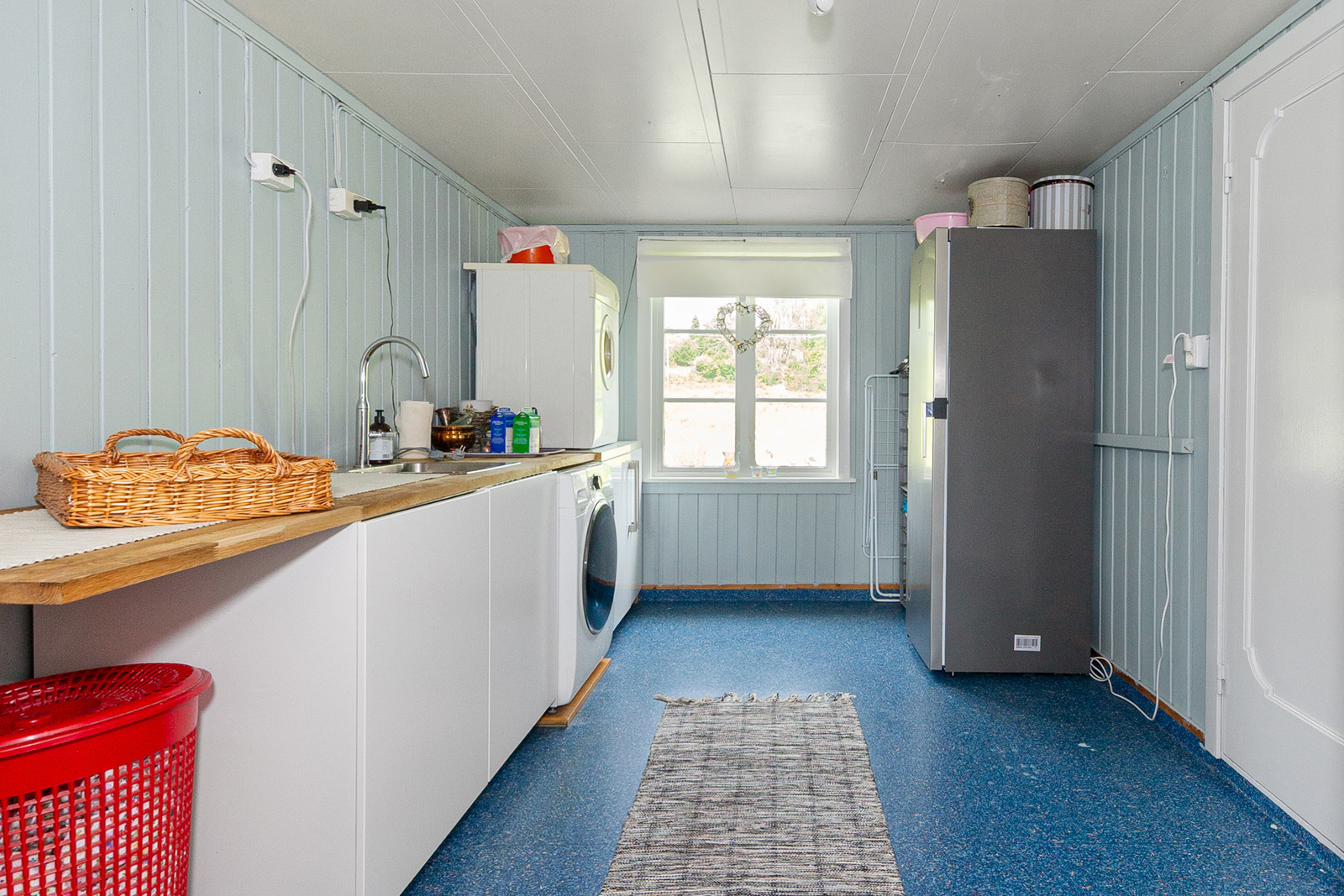 Stort vaskerom med god benk og lagringsplass samt opplegg vaskemaskin og plass til tørketrommel