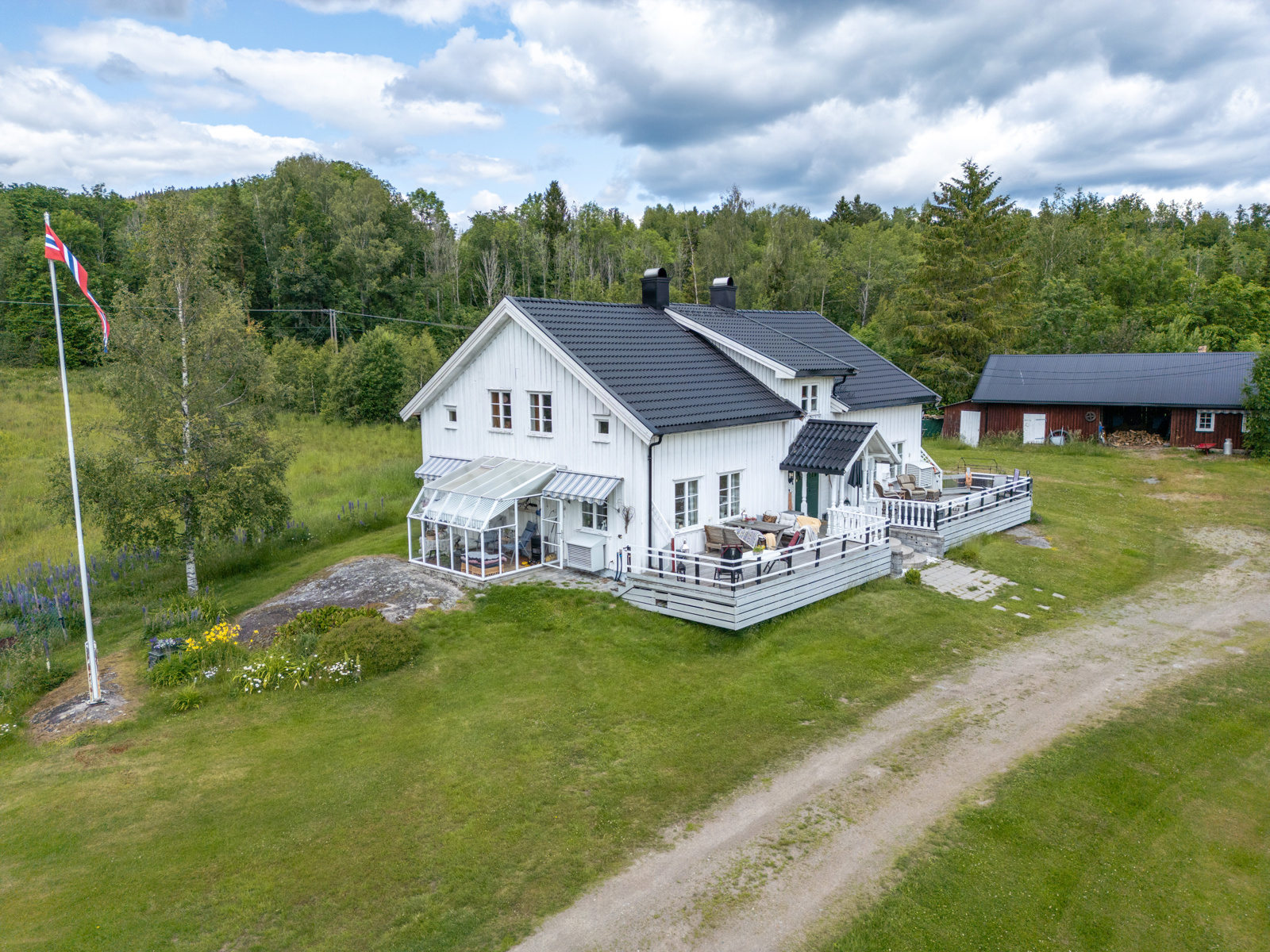 Våningshuset fra gårdstun