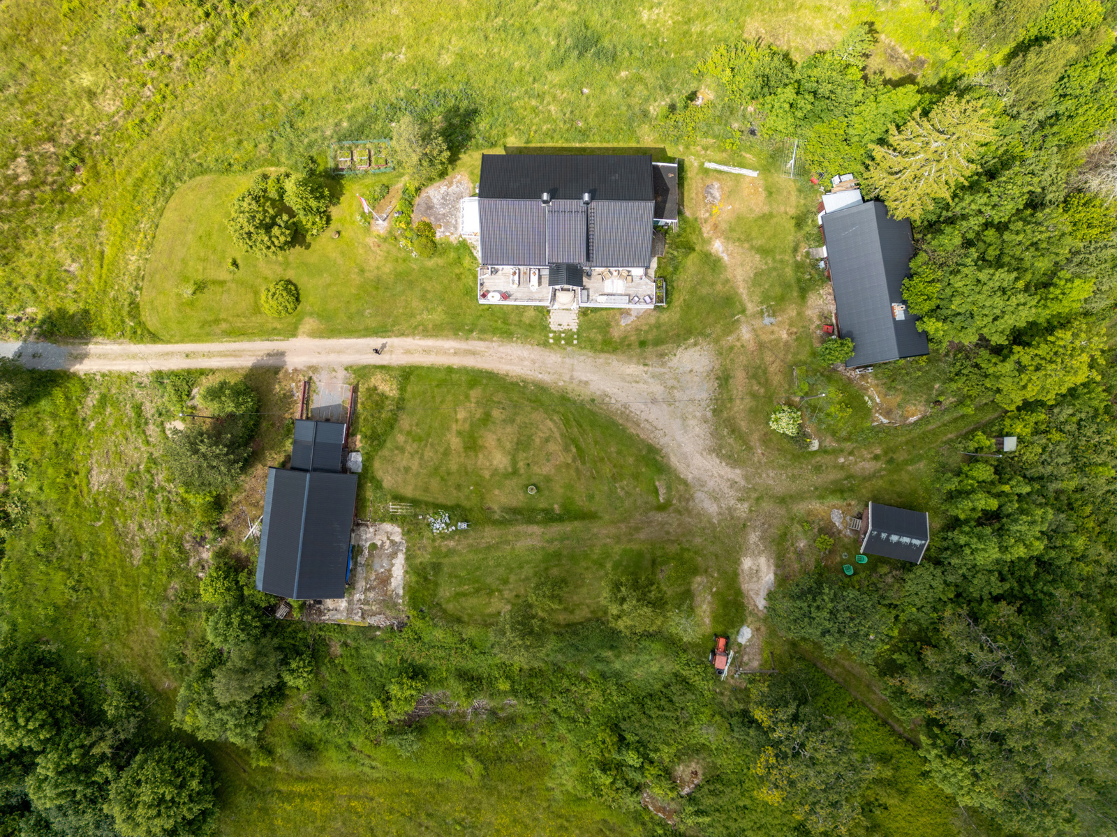 Gården har våningshus, bryggerhus, stabbur og garasje
