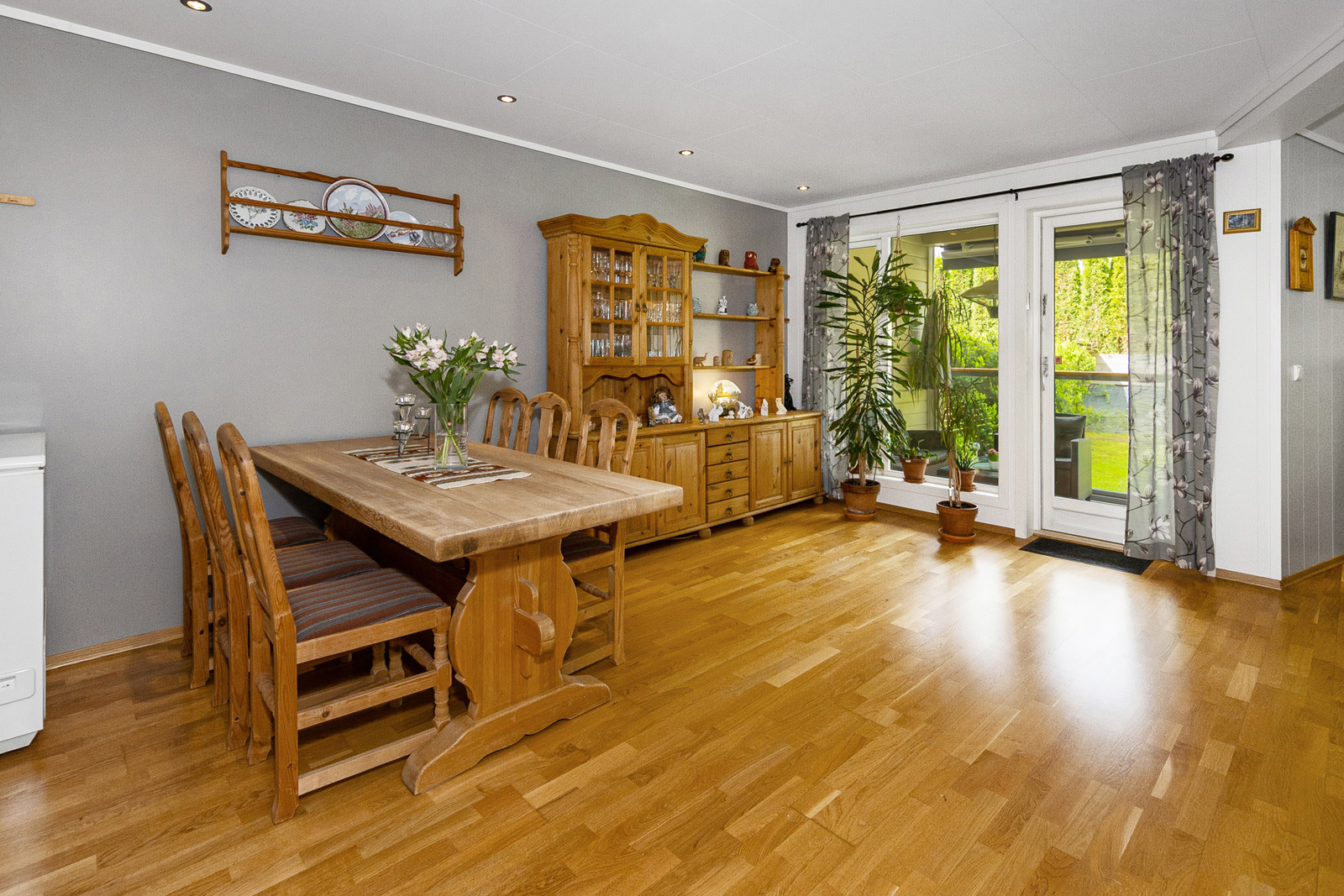 Stuen med god plass til spisebord og stoler