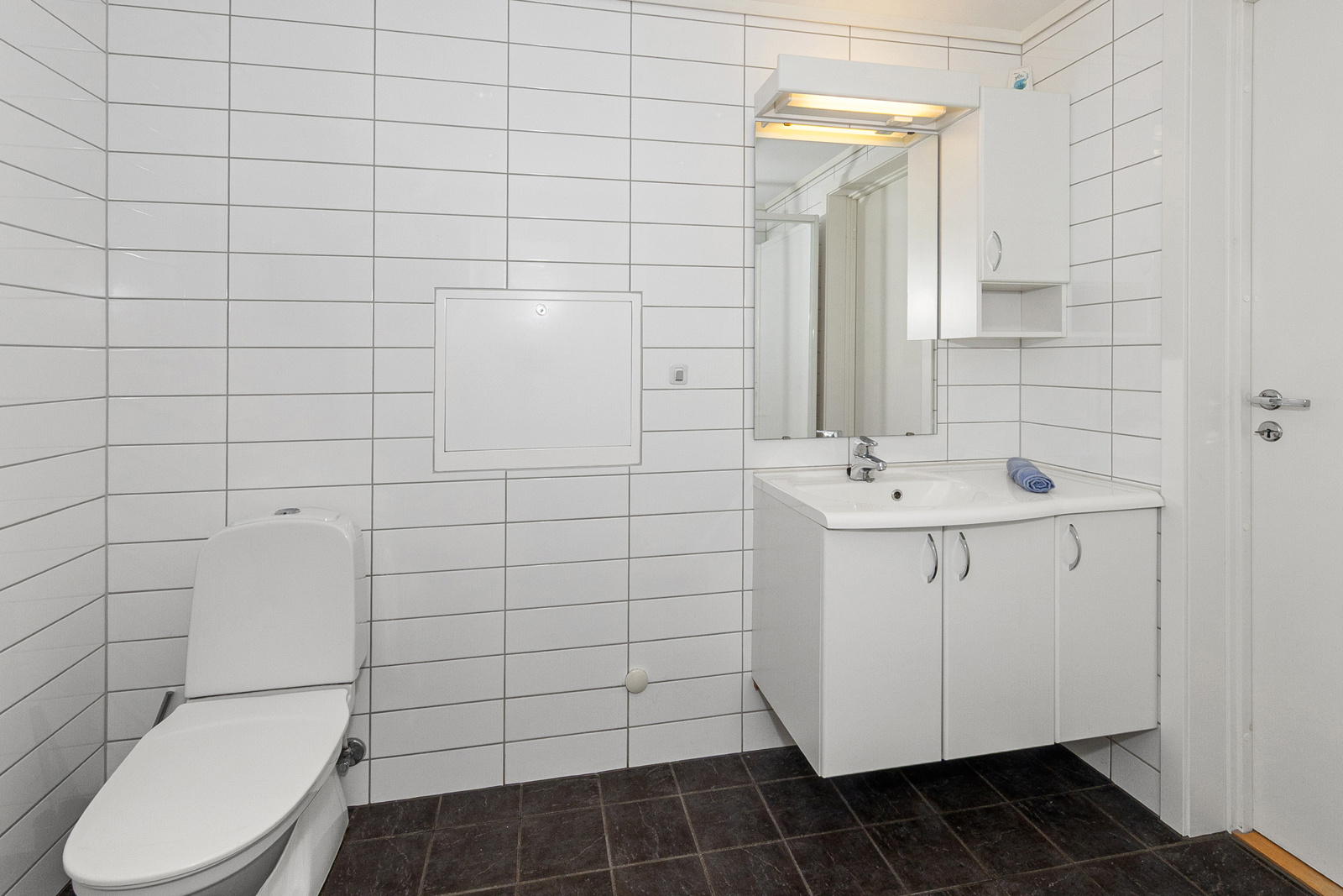 Flislagt, romslig bad/wc/vaskerom